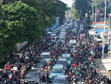 Kendaraan terjebak kemacetan saat melintasi Jalan Lenteng Agung Raya, Tanjung Barat, Jakarta Selatan, Selasa (20/10/2020). Mulai meningkatnya aktivitas warga selama PSBB transisi menyebabkan kemacetan kembali terjadi di sejumlah titik Ibu Kota. (Liputan6.com/Immanuel Antonius)