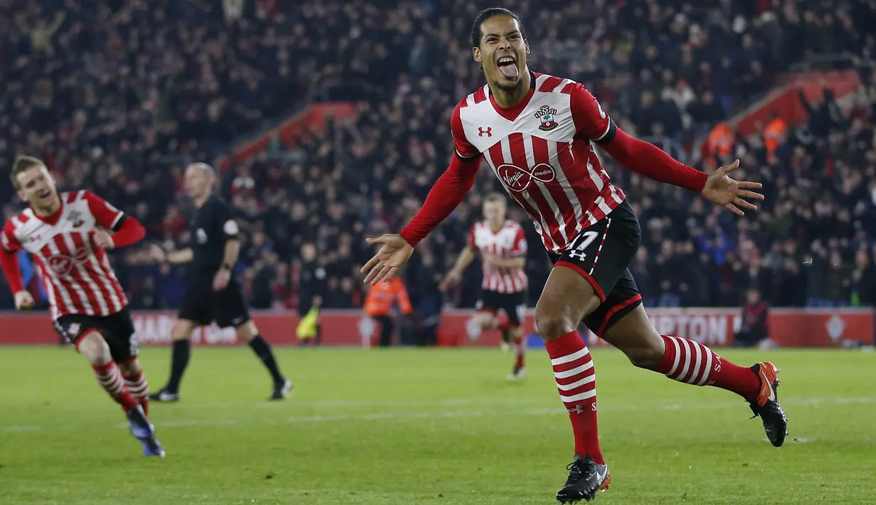 Bek Southampton, Virgil van Dijk, merayakan gol yang dicetaknya ke gawang Tottenham. Gol dari bek asal Belanda ini tercipta pada menit ke-2 memanfaatkan umpan dari James Ward-Prowse. (Reuters/Matthew Childs)