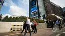 Seorang karyawan menelpon sambil berjalan menuju kantornya di sekitar kawasan Bundaran HI, Jakarta, Rabu (22/4/2015). Sejumlah ruas jalan di Jakarta ditutup sementara waktu terkait puncak Konferensi Asia-Afrika (KAA). (Liputan6.com/Faizal Fanani)