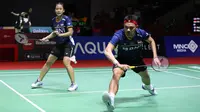 Ganda campuran Indonesia, Rinov Rivaldy/Pitha Haningtyas Mentari saat menghadapi ganda campuran Prancis, Thom Gicquel/Delphine Delrue pada laga babak 32 besar Kejuaraan bulu tangkis Indonesia Open 2023 di Istora Senayan, Jakarta, Rabu (14/6/2023). Rinov Rivaldy/Pitha Haningtyas Mentari menang dua game langsung 21-14, 21-15. (Bola.com/Bagaskara Lazuardi)