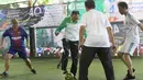 Menteri Tenaga Kerja Hanif Dhakiri (tengah) dan Direktur Utama BPJS Ketenagakerjaan Agus Susanto (kiri) bermain futsal pada Turnamen BPJS Futsal Challenge 2017 di Planet Futsal, Kuningan, Jakarta, Minggu (12/11).  (Liputan6.com/Fery Pradolo)