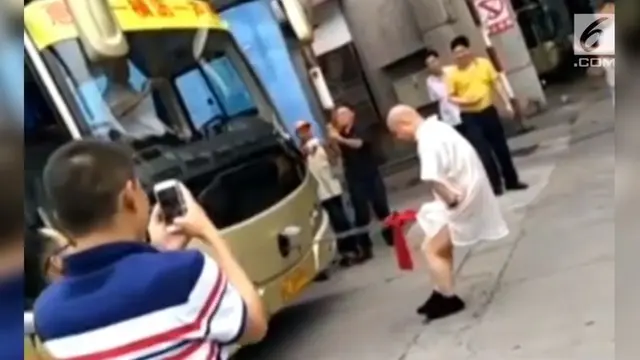 Wei Yaobin menunjukkan kekuatan dengan tak biasa. Ahli kung fu itu menggunakan alat kelaminnya untuk menarik bus besar