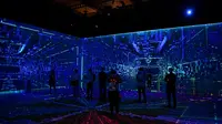 Orang-orang mengunjungi pameran Mobile World Congress (MWC) di Barcelona (28/6/2021). MWC dianggap sebagai salah satu dari tiga acara teratas di dunia. (AFP/Pau Barrena)