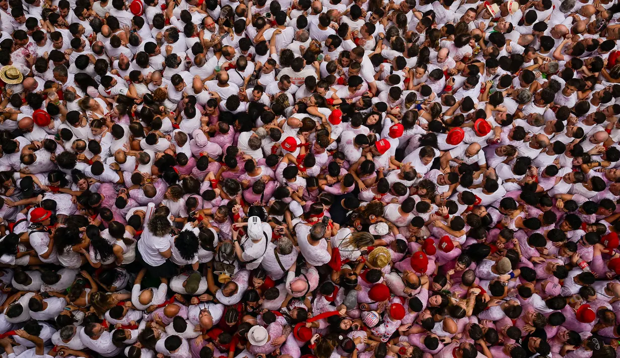 Meriahnya Festival San Fermin tidak hanya untuk warga lokal saja. Banyak turis mancanegara yang juga turut berpartisipasi dalam acara tahunan ini. (AP Photo/Alvaro Barrientos)