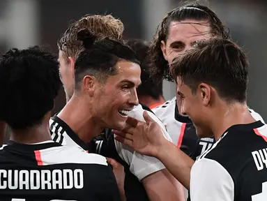 Pemain Juventus merayakan gol yang dicetak Cristiano Ronaldo ke gawang Genoa pada laga lanjutan Serie A di Stadion Luigi Ferraris, Rabu (1/7/2020) dini hari WIB. Juventus menang 3-1 atas Genoa. (AFP/Miguel Medina)