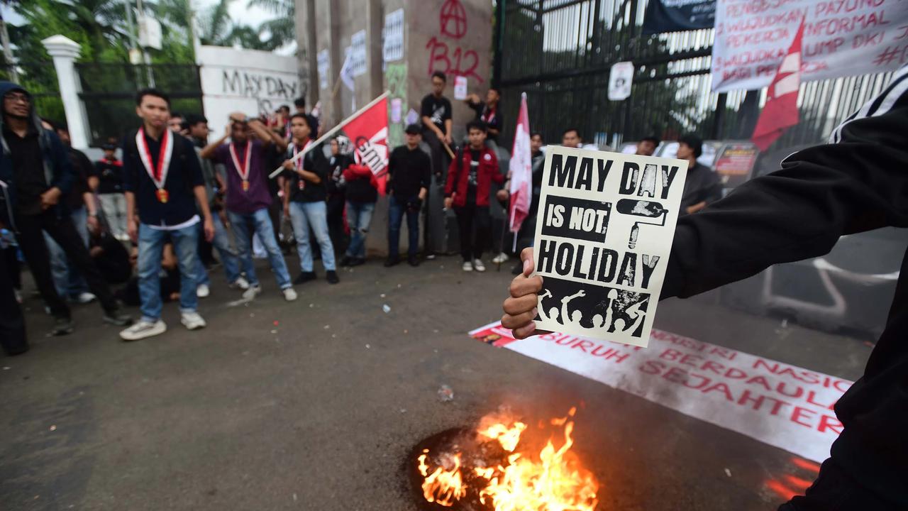 FOTO: Buruh  dan Mahasiswa Gelar Aksi May Day di Depan DPR