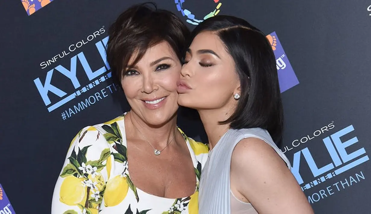 Kylie Jenner sendiri kini tengah belajar dari Kris Jenner untuk mengurus anaknya. (Getty Images / Life&Style)