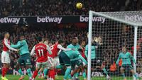 Kemelut terjadi di depan gawang Wolverhampton dalam skema sepak pojok Arsenal (AP Photo/Richard Pelham)