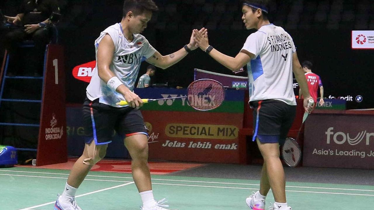 Pebulutangkis ganda putri Indonesia, Apriyani Rahayu dan Siti Fadia Silva Ramadhanti saat menghadapi wakil Thailand, Jongkolphan Kititharakul dan Rawinda Prajongjai pada babak 32 besar Indonesia Open 2024 di Istora Senayan, Jakarta, Selasa (4/6/2024). Di 