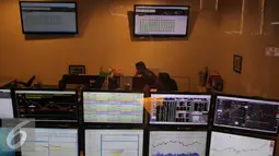 Pekerja saat melakukan aktifitas di Bursa Efek Indonesia saat pembukaan perdagangan saham 2016, Jakarta, Senin (4/1/2016). Sebelumnya, perdagangan 30 Desember 2015 lalu ditutup di angka 4.593. (Liputan6.com/Angga Yuniar)