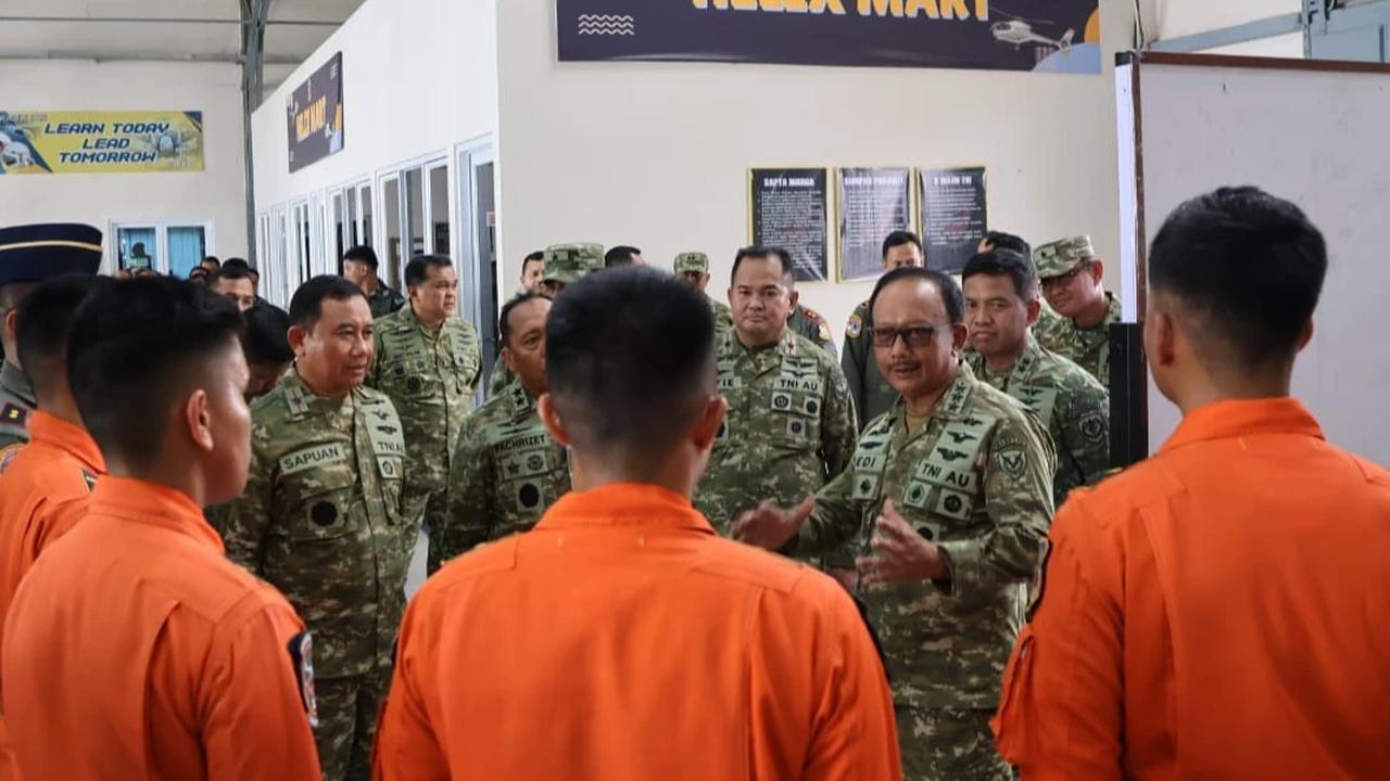 FOTO: Wakasau Tinjau Kesiapan Operasional Lanud R Suryadi Suryadarma