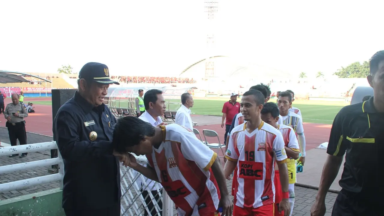 Bupati Sidoarjo Saiful Ilah menyalami pemain Deltras Sidoarjo pada pertandingan melawan Cahaya Muda FC di Gelora Delta Sidoarjo, Rabu (10/5/2017). 