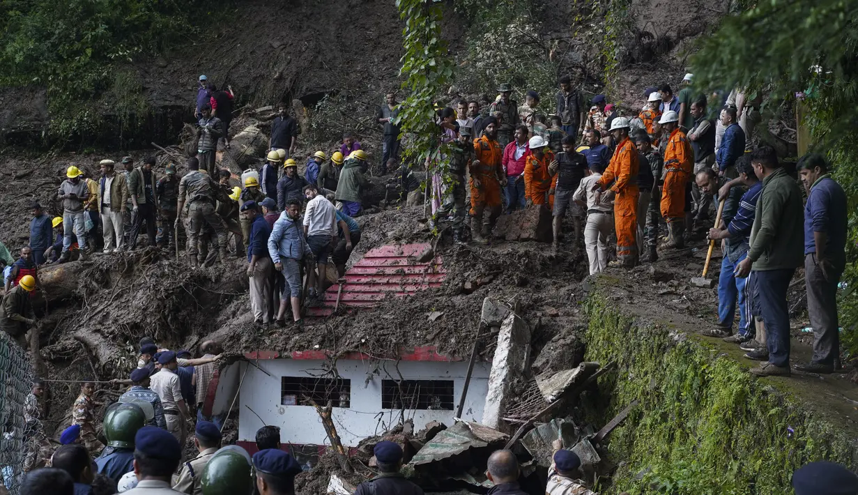Semua sekolah dan perguruan tinggi di negara bagian itu telah ditutup dan lebih dari 700 jalan yang tergenang telah ditutup. (AP Photo/Pradeep Kumar)