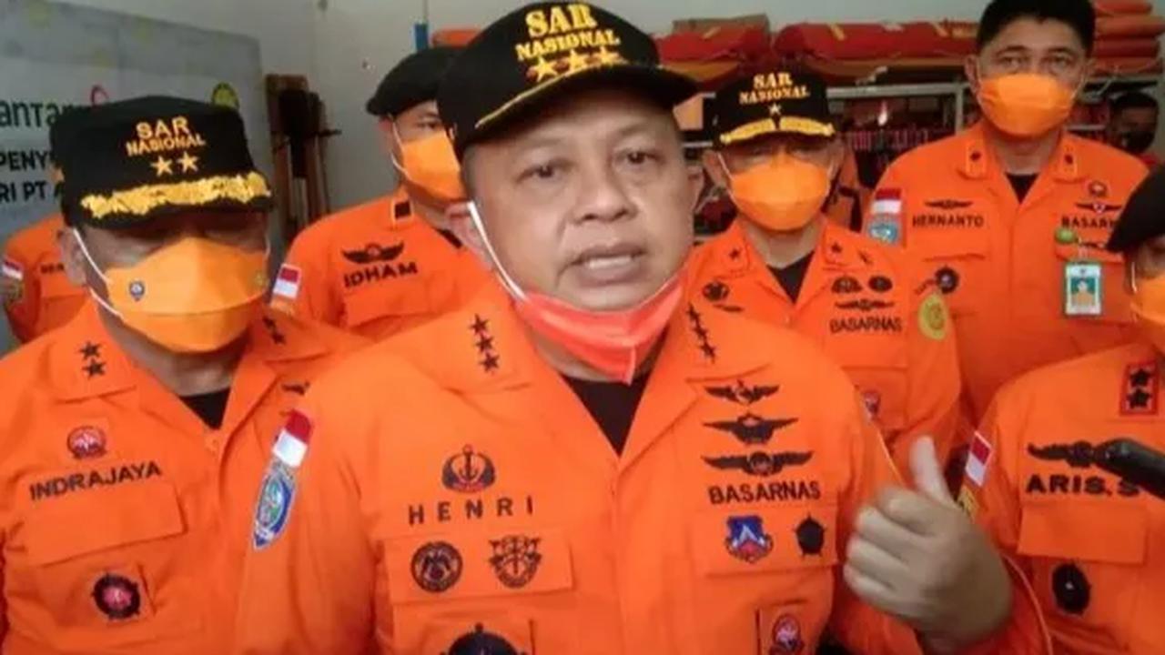 Penetapan tersangka diumumkan Wakil Ketua KPK Alexander Marwata di Gedung KPK, Rabu (26/7/2023) malam. Ada lima orang yang menyandang status sebagai tersangka. Salah satunya HA (Henri Alfiandi).