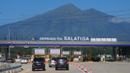 Kegagahan Gunung Merbabu yang mengiringi para pengguna jalan Tol Bawen-Salatiga. Selain keindahan gunung ini, ruas Tol Bawen-Salatiga juga menghandirkan landscape indah perbukitan, pepohonan, perkebunan, hingga pedesaan di kanan dan kirinya. Kontur jalannya pun sedikit berkelok dengan tak sedikit tanjakan serta turunan. (Source: Ist)