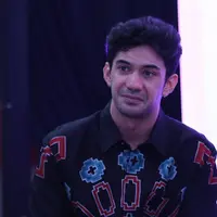 Reza Rahadian hadir saat peluncuran perangko Habibie Ainun di CoHive Filateli, Jakarta Pusat, Jumat (20/12/2019) malam. (Daniel Kampua/Fimela.com)