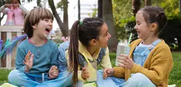 Sahabat Fimela, tidak semua anak bisa langsung merasa nyaman di tempat ramai, ada anak yang terlihat antusias di rumah, tetapi mendadak diam, malu, atau bahkan menangis saat bertemu banyak orang baru. [Dok/freepik.com]