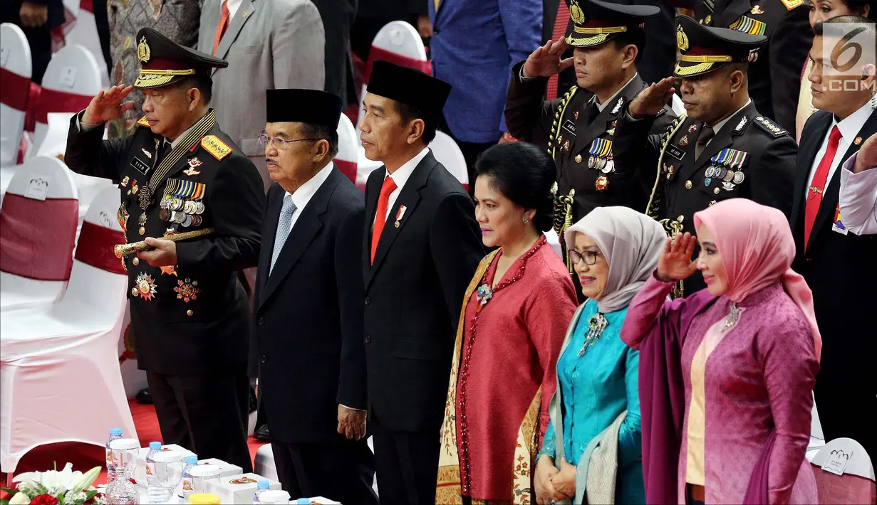 Presiden Joko Widodo atau Jokowi (tiga kiri) saat menjadi inspektur upacara pada peringatan HUT ke-72 Bhayangkara di Istora Senayan, Jakarta, Rabu (11/7). Jokowi meminta personel Polri terus meningkatkan kinerja. (Liputan6.com/JohanTallo)
