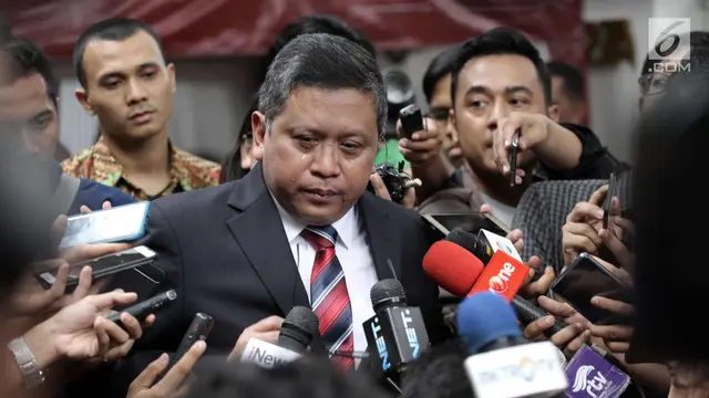 Bicara Soal Azwar Anas, Sekjen PDIP Keluarkan Air Mata