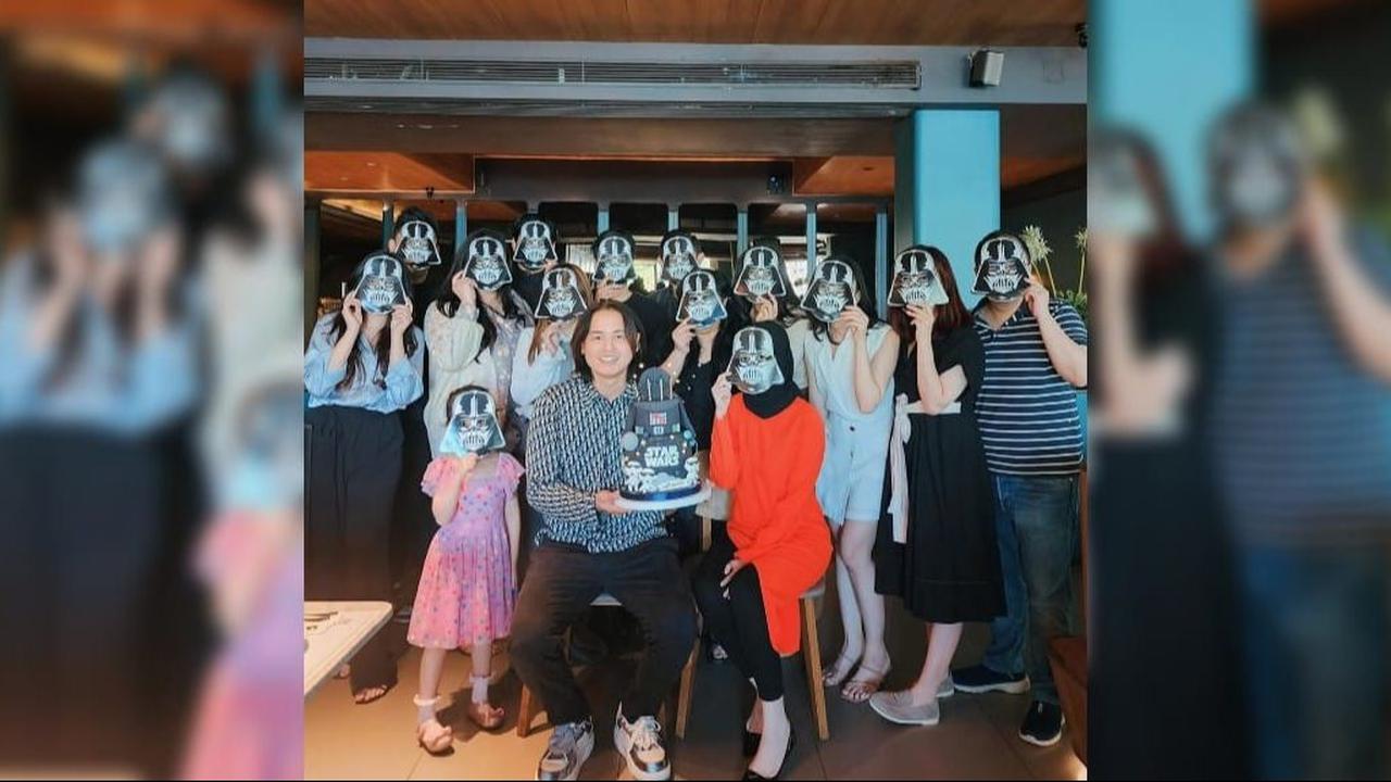 Foto-foto Keseruan di Momen Ultah Roger Danuarta ke-42, Bertema 'Star Wars