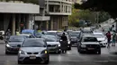 Pengemudi taksi memblokir jalan dengan kendaraan mereka selama aksi protes di Beirut, Lebanon, Selasa (30/11/2021). Mereka memprotes kenaikan harga bensin, barang-barang konsumsi dan jatuhnya mata uang pound Lebanon. (AP Photo/Bilal Hussein)