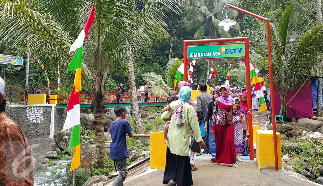 Warga mendatangi Jembatan Asa SCTV ke-9 di Desa Gunung Luhur Kecamatan, Cilongok, Kabupaten Banyumas, Jawa Tengah, Minggu (3/4/2016). Warga menyambut antusias keberadaan jembatan tersebut. (Liputan6.com)