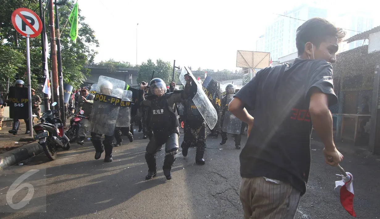 Warga terlibat bentrok dengan Satpol PP ketika eksekusi penggusuran bangunan di kawasan Rawajati, Pancoran, Jakarta, Kamis (1/9). Warga yang menolak penggusuran dan aparat saling beradu mulut hingga berujung bentrokan. (Liputan6.com/Immanuel Antonius)