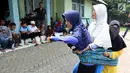 Sejumlah penyandang tunanetra bersiap mengikuti lomba balap sarung di Taman Tunanetra, Buaran, Tangerang Selatan, Minggu (20/08). Kegiatan diikuti penyandang tunanetra laki-laki dan perempuan. (Liputan.com/Fery Pradolo)