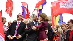 Pemimpin partai SPD, Martin Schulz (tengah) saat mengikuti demontrasi kaum LGBT di depan Gerbang Brandenburg di Berlin (30/6). (AFP Photo/Tobias Schwarz)
