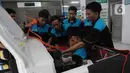 Pelajar SMK Negeri 26 Jakarta melakukan pengecekan instalasi part konversi mobil listrik di Bengkel Otomotif SMKN 26, Jakarta, Rabu (13/5/2023). (merdeka.com/Imam Buhori)