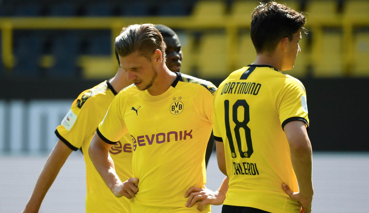 Bek Borussia Dortmund, Lukasz Piszczek, tampak kecewa usai ditaklukkan Hoffenheim pada laga Bundesliga di Stadion Signal-Iduna-Park, Sabtu (27/6/2020). Dortmund takluk 4-0 dari Hoffenheim. (AFP/Ina Fassbender)