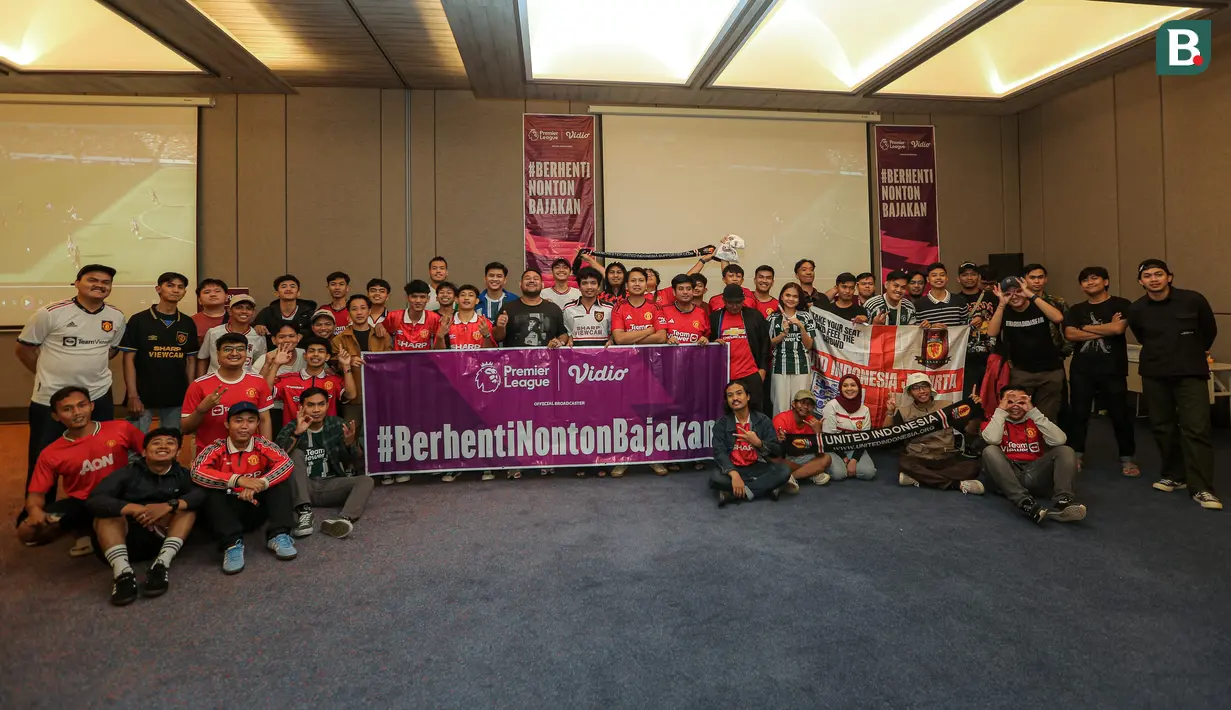 <p>Fans Manchester United yang tergabung ke dalam United Indonesia berfoto bersama setelah Roaring Night Liga Inggris melawan Manchester City yang berlangsung di Hotel IBIS Style, Tanah Abang, Jakarta, Minggu (03/03/2024). (Bola.com/Bagaskara Lazuardi)</p>