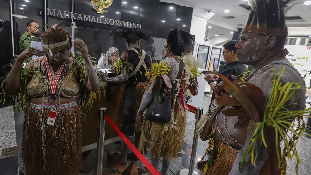 FOTO: Geram PSN Gugat Pasal Proyek Strategis Nasional, Gelar Doa Adat di MK