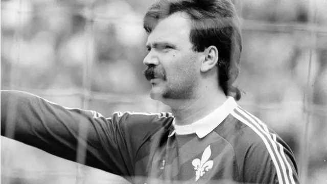 Wilhelm Huxhorn, kiper SV Darmstadt 98 pernah mencetak gol dari jarak 102 meter pada tahun 1985. Dengan gol tersebut, ia masuk dalam buku rekor dunia.