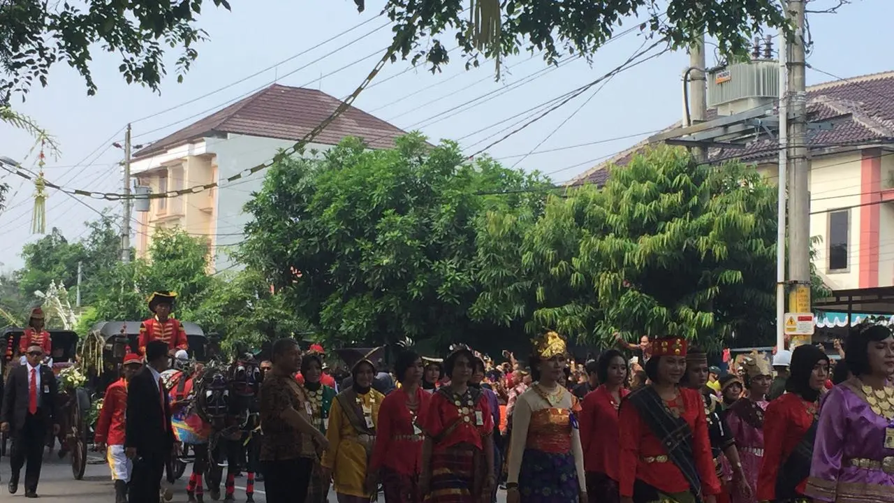 Bobby Nasution dikirab menuju gedung Graha Saba Buana, Solo dari Hotel Alila di Jalan Slamet Riyadi.