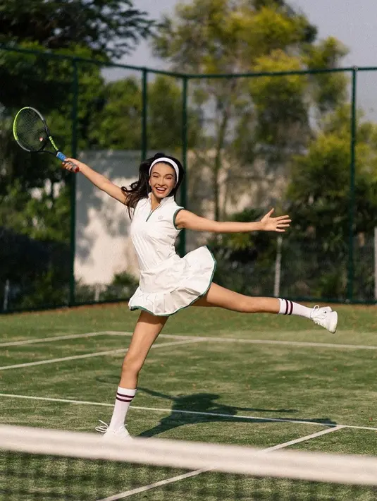Terdapat beberapa foto yang diunggah Raline Shah. Dia terlihat sangat bahagia bisa bermain tennis di Singapura.
