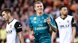 Gelandang Real Madrid, Toni Kroos melakukan selebrasi usai mencetak gol ke gawang Valencia saat bertanding pada lanjutan La Liga Spanyol di stadion Mestalla, (27/1). Real Madrid menang 4-1. (AFP Photo/Jose Jordan)