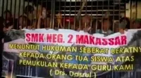 Ratusan siswa SMKN 2 Makassar menggelar unjuk rasa di sekolah mereka di Jalan Pancasila Makassar, Sulawesi Selatan.