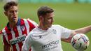 Gelandang SD Huesca, Sergio Gomez (kanan) menguasai bola dibayangi gelandang Atletico Madrid, Marcos Llorente dalam laga lanjutan Liga Spanyol 2020/2021 pekan ke-32 di Wanda Metropolitano Stadium, Madrid, Kamis (22/4/2021). SD Huesca kalah 0-2 dari Atletico Madrid. (AP/Manu Fernandez)