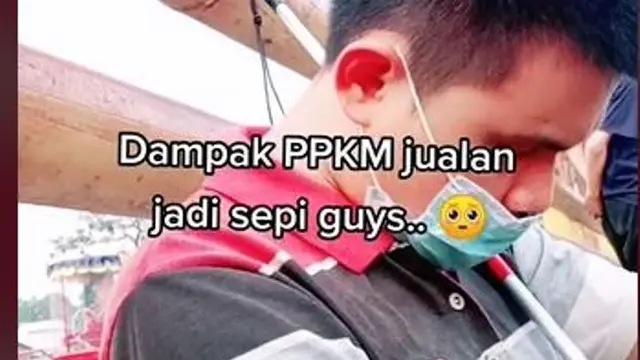 Curhat Wanita Temani Pacarnya yang Tuna Netra Jualan Kerupuk