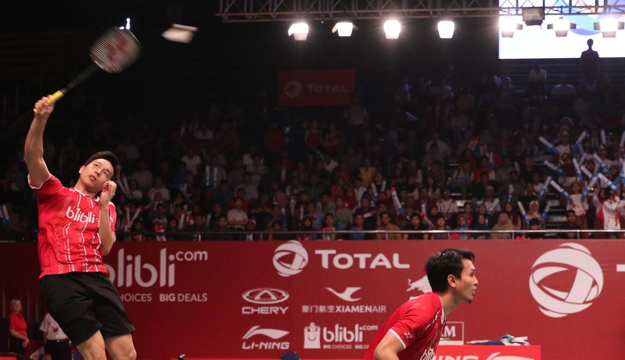 Aksi pebulutangkis ganda putra Indonesia, Mohammad Ahsan/Hendra Setiawan, saat bertanding melawan pebulutangkis Prancis, Baptiste Careme/Ronan Labar. (Bola.com/Arief Bagus)