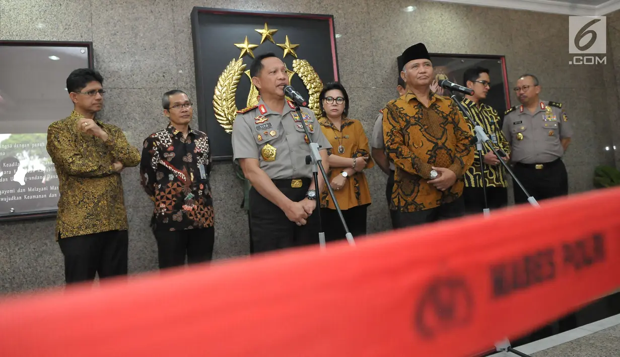Kapolri Jenderal Tito Karnavian dan Ketua KPK Agus Rahardjo bersama jajaran masing-masing memberikan keterangan pers di Mabes Polri, Jakarta, Kamis (6/7). Agus dan rombongan menemui Kapolri dan jajarannya untuk bersilaturahmi. (Liputan6.com/Helmi Afandi)