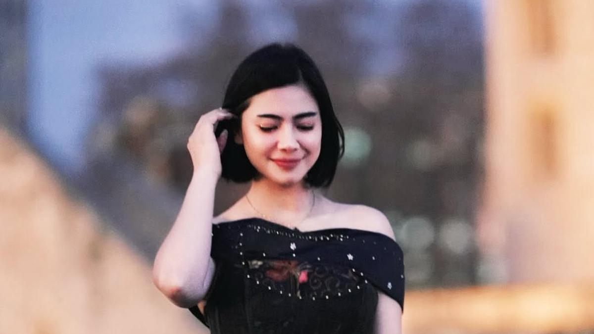 Pesona Mahal Felicya Angelista Kenakan Dress Batik di London, Tubuh yang Makin Ramping Bikin Salah Fokus