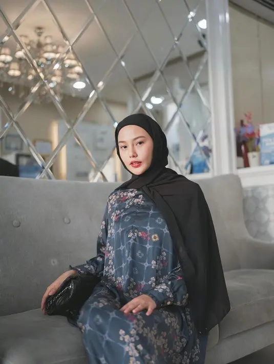Selebgram Dara Arafah kini terlihat semakin konsisten mengenakan hijab. Melalui sejumlah unggahan di Instagram, tampak perempuan 22 tahun itu tampil dengan busana tertutup. Berikut potretnya. (Instagram/daraarafah).