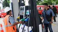 Petugas melakukan pengecekan mesin pengisian BBM di SPBU Vivo di kawasan Cilangkap, Jakarta, Kamis (26/10). SPBU tersebut akan menyalurkan BBM bensin Research Octane Number (RON) 89, 90, dan 92 dengan merk Revvo. (Liputan6.com/Helmi Fithriansyah)