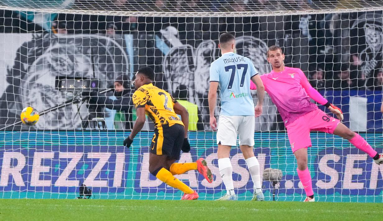 Pemain Inter Milan, Denzel Dumfries, mencetak gol ke gawang Lazio pada laga pekan ke-16 Serie A di Stadio Olimpico, Selasa (17/12/2024) dini hari WIB. (AP Photo/Gregorio Borgia)