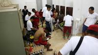 Ruang ganti tim Semen Padang usai pertandingan, di Stadion Manahan, Solo, Sabtu (12/11/2015). (Bola.com/Nicklas Hanoatubun)