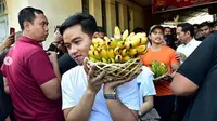 Gibran Rakabuming Raka dan Kaesang Pangarep sedang mengangkat pisang (Dok.Instagram/@jokowi/https://www.instagram.com/p/ByfBQxbh9Zr/Komarudin)