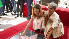 Mendiang Luciano Pavarotti dapat bintang Hollywood Walk of Fame. Sang anak, Cristina Pavarotti, datang bersama cucu penyanyi legendaris ini, Caterina Lo Sasso. (Foto: (AP Photo/Chris Pizzello)