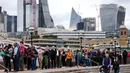 <p>Warga antre untuk memberikan penghormatan kepada mendiang Ratu Elizabeth II selama Lying-in State di Westminster Hall, London, Inggris, 15 September 2022. Sebelumnya, pemerintah telah menekankan bahwa antrean orang-orang untuk memberikan penghormatan terakhir kepada Ratu Elizabeth II akan terus mengular &ndash; dengan sedikit kesempatan untuk beristirahat atau duduk. (AP Photo/Martin Meissner)</p>